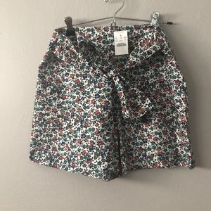 High waisted shorts with self adjusting tie